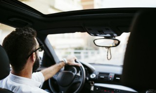 在城市道路行驶注意什么 汽车城市驾驶道路注意事项