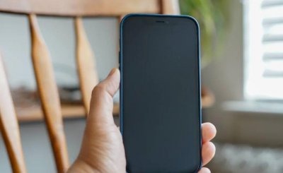 苹果12黑屏了怎么恢复正常 iphone黑屏但是机器是开着的