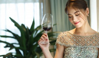 衣服上弄了红酒怎么才能洗掉 衣服上的红酒用什么可以洗掉