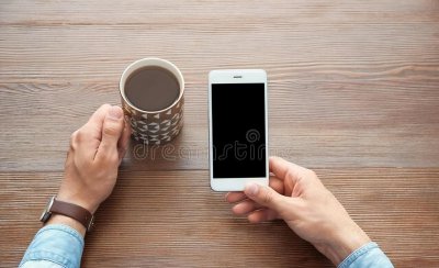 手机屏幕漏液能修复吗 手机轻微漏液能自行恢复吗