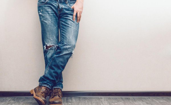 深色牛仔裤第一次怎么洗防止褪色