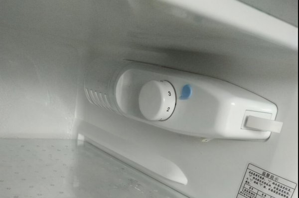 为啥冰箱保鲜里面结冰