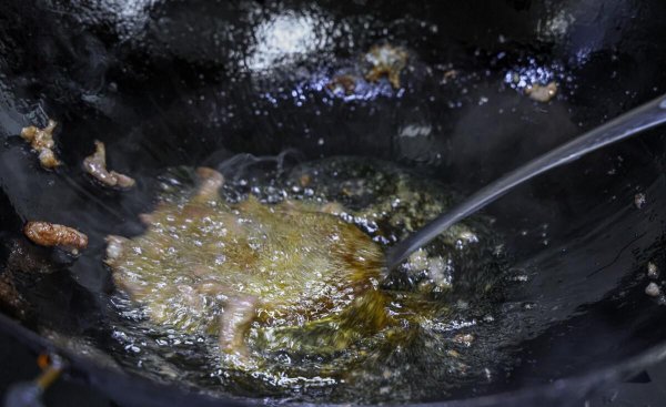 生铁锅好还是熟铁锅好