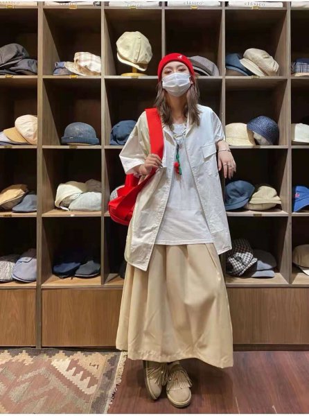 卡其色裙子搭配什么颜色上衣好看