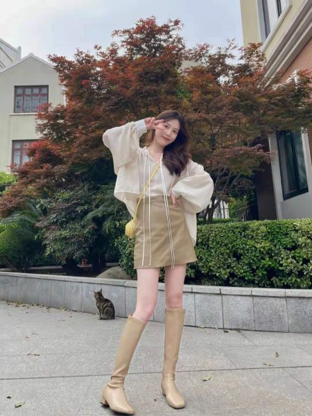 卡其色裙子搭配什么颜色上衣好看