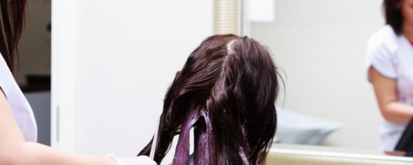 皮肤黑的女生染什么颜色头发显白