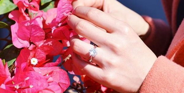 男女情侣戒指的正确戴法