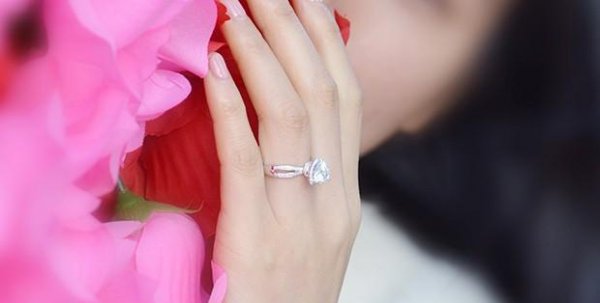男女情侣戒指的正确戴法