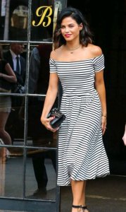 肩宽的女生适合什么衣服 女生肩宽适合穿这四种好看上衣