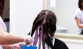 皮肤黑的女生染什么颜色头发显白 皮肤偏黑的女生染什么颜色头发好