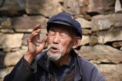 睡觉头朝北方向好吗 卧不覆首眠不北向是什么意思