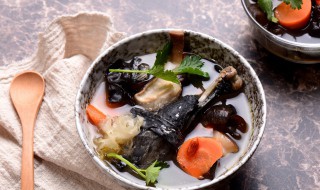 清炖乌鸡放什么材料好吃 清炖乌鸡放哪些材料好吃