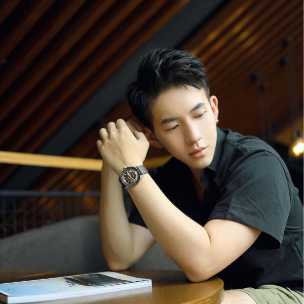 男生戴手表应该戴在哪只手上