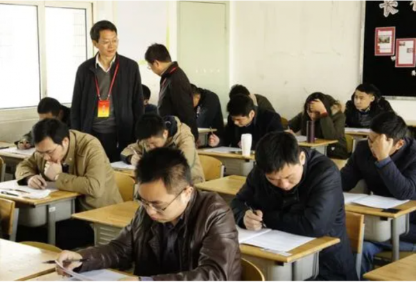 公务员退休工资有多少