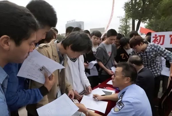 体制内和体制外是什么意思