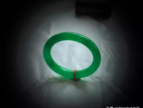 满绿翡翠1000万价格手镯