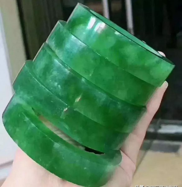 满绿翡翠1000万价格手镯