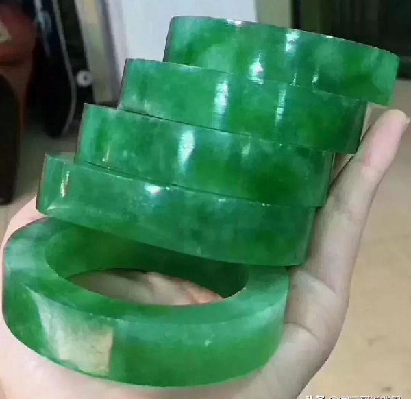 满绿翡翠1000万价格手镯