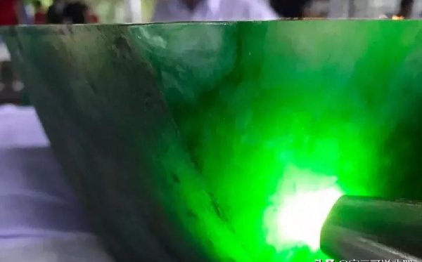 满绿翡翠1000万价格手镯