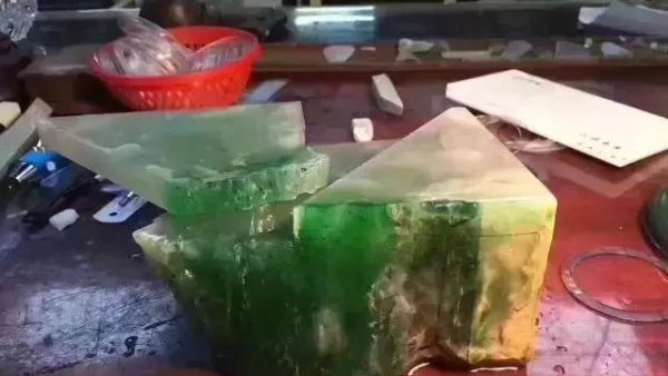 满绿翡翠1000万价格手镯