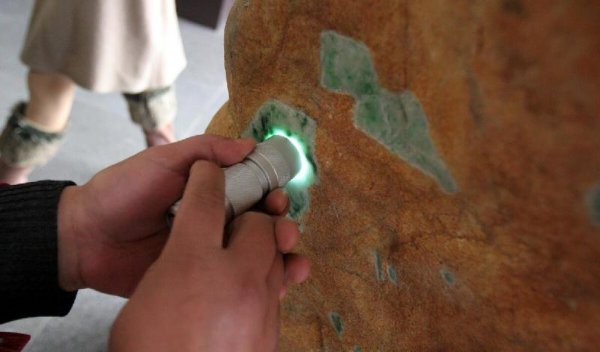 翡翠原石如何鉴定真假