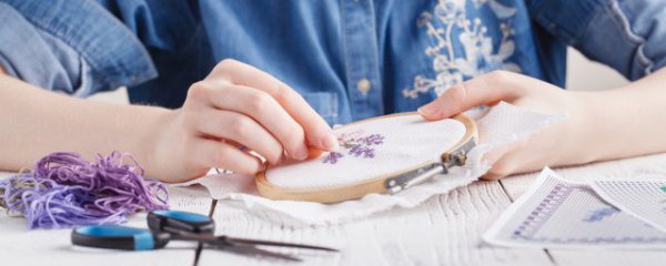 卧室挂什么十字绣图好