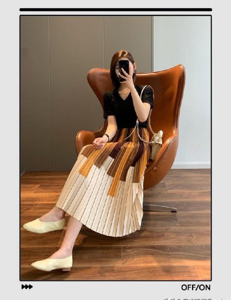 黑色百褶裙配什么上衣好看