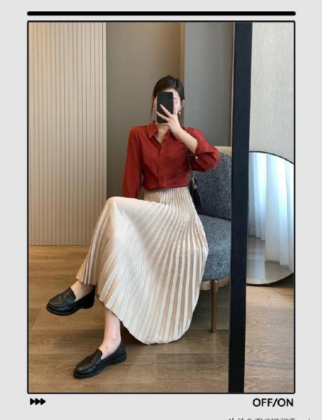 黑色百褶裙配什么上衣好看