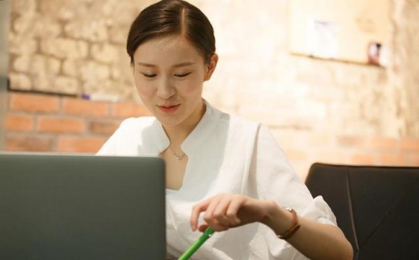 公务员一个月工资多少