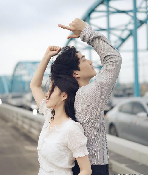 情侣拍照姿势怎么摆手势