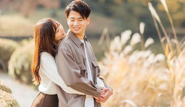 情侣拍照姿势怎么摆手势