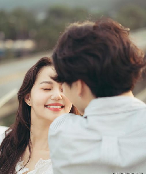 情侣拍照姿势怎么摆手势