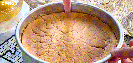 戚风蛋糕膨胀太高开裂原因