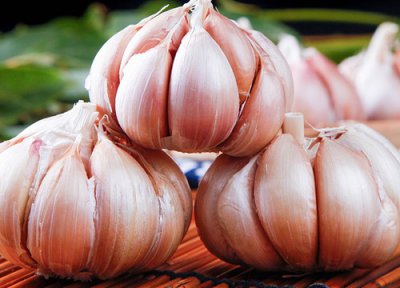 蒜和什么不能一起吃 蒜和什么东西不能一起吃