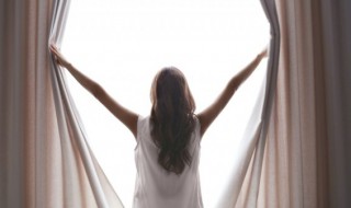 床上的窗帘能用洗衣机洗吗 床上的窗帘能不能用洗衣机洗