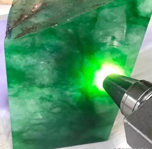 满绿翡翠1000万价格手镯 1000万价格的满绿翡翠