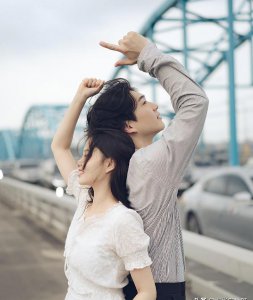 情侣拍照姿势怎么摆手势 情侣夫妻拍出好看照片摆姿案例