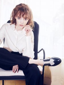 小皮鞋怎么搭配衣服裤子 小皮鞋与衣服的穿搭技巧