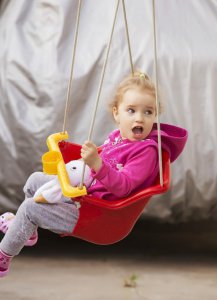 荡秋千的好处有哪些 父母带孩子荡秋千的6点益处