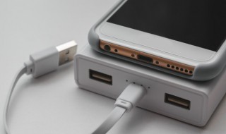 充电器脏了怎么清洗 如何清理手机充电器上面的污渍