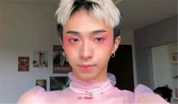 青春期男孩为什么想穿女装