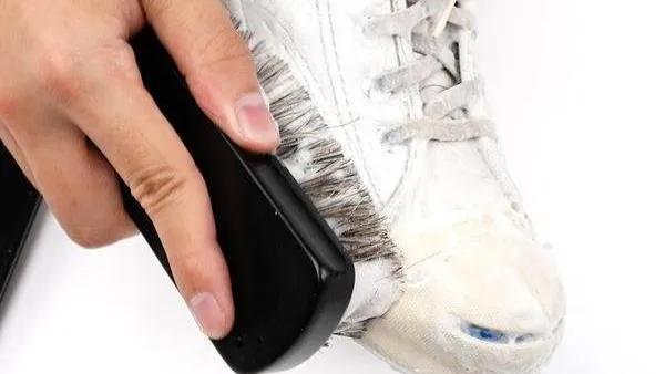 鞋子划痕用什么能擦掉