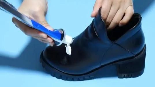 鞋子划痕用什么能擦掉
