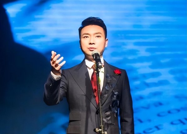 央视主持人康辉个人资料简介