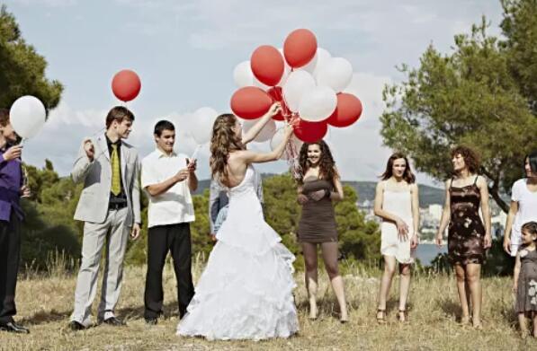 参加婚礼可以穿白色衣服吗