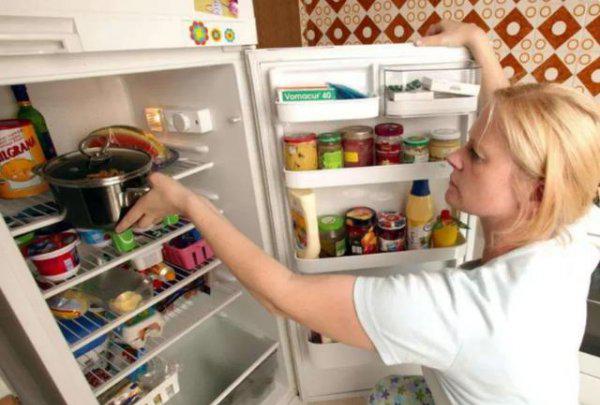 出远门时要在冰箱里放枚硬币吗