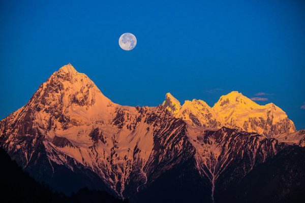 香格里拉雪山叫什么名