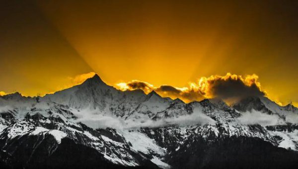 香格里拉雪山叫什么名