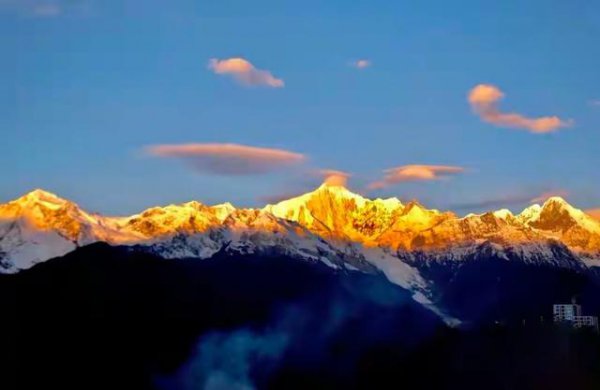 香格里拉雪山叫什么名