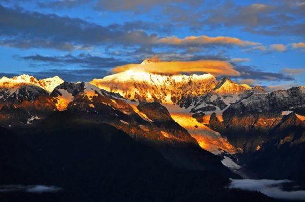 香格里拉雪山叫什么名